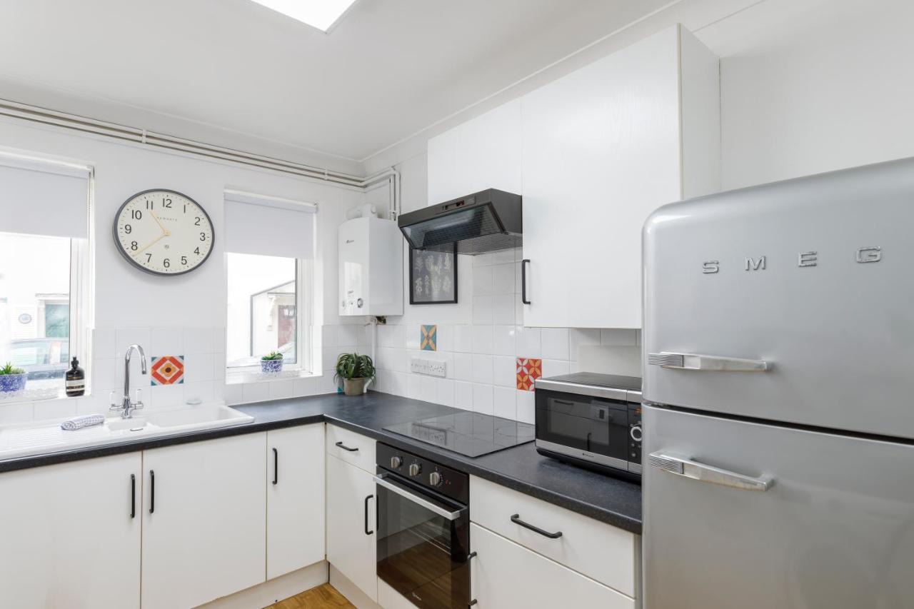Beachside Retreat 2-Bedroom Gem With Free Private Parking & Outdoor Space Brighton Dış mekan fotoğraf