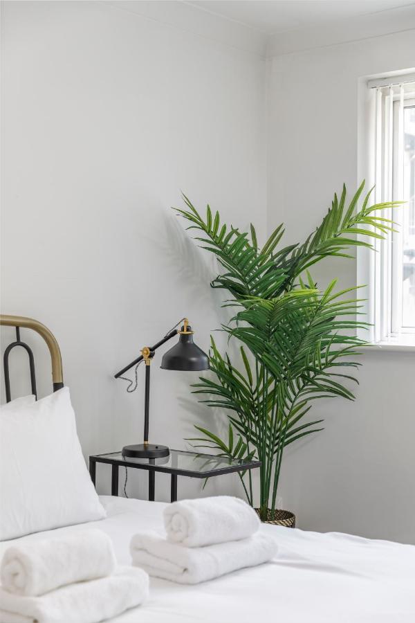 Beachside Retreat 2-Bedroom Gem With Free Private Parking & Outdoor Space Brighton Dış mekan fotoğraf